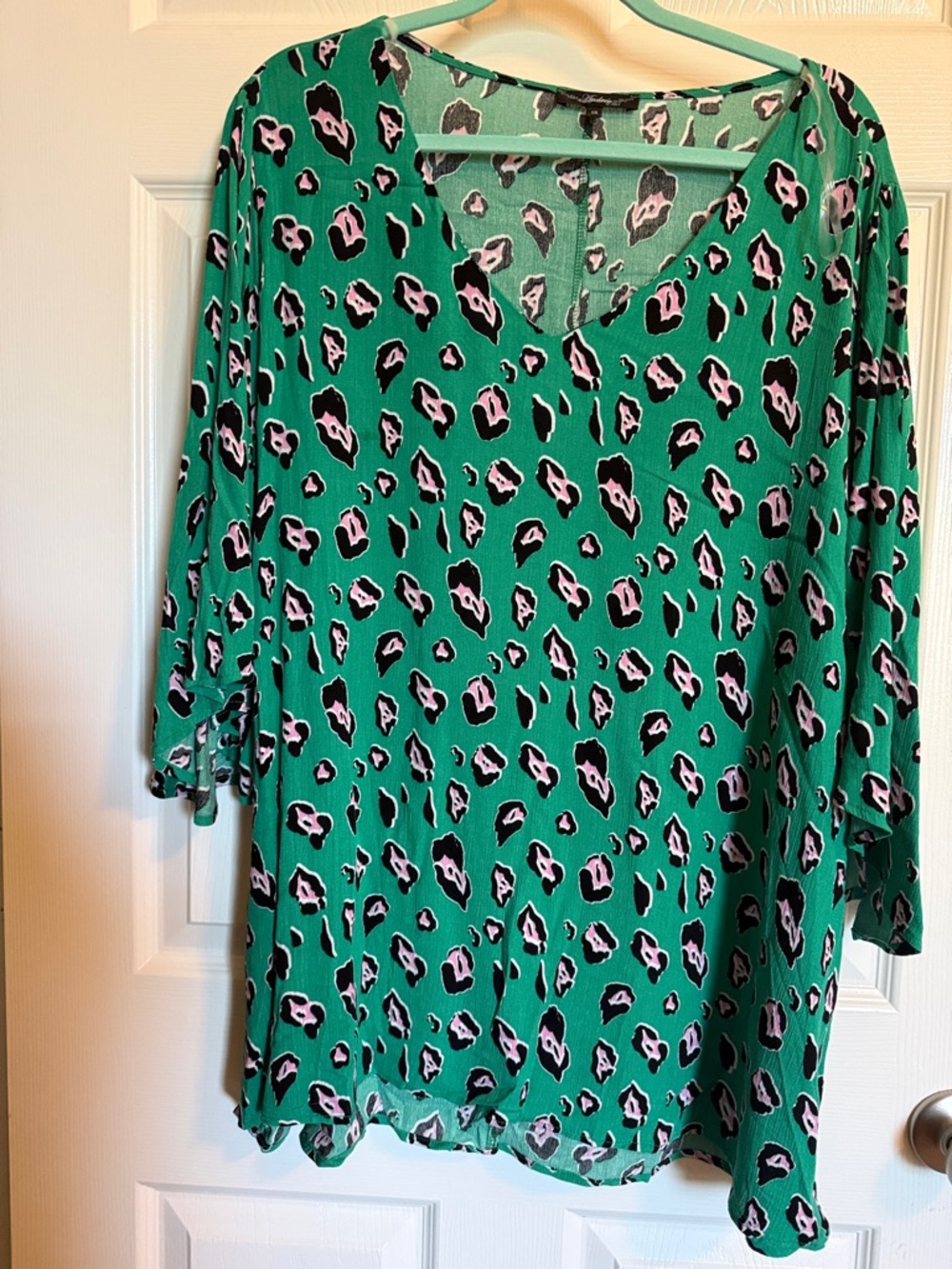 Women's Green Leopard Print V-Neck Top